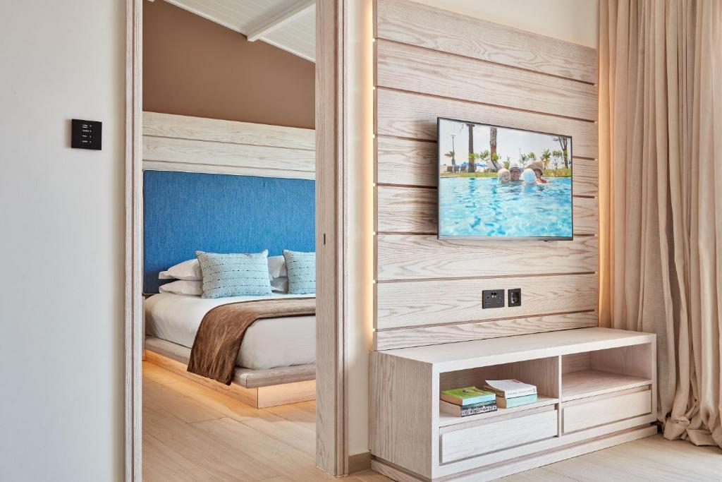 Swim up bungalov s oddelenou spálňou a výhľadom na krajinu