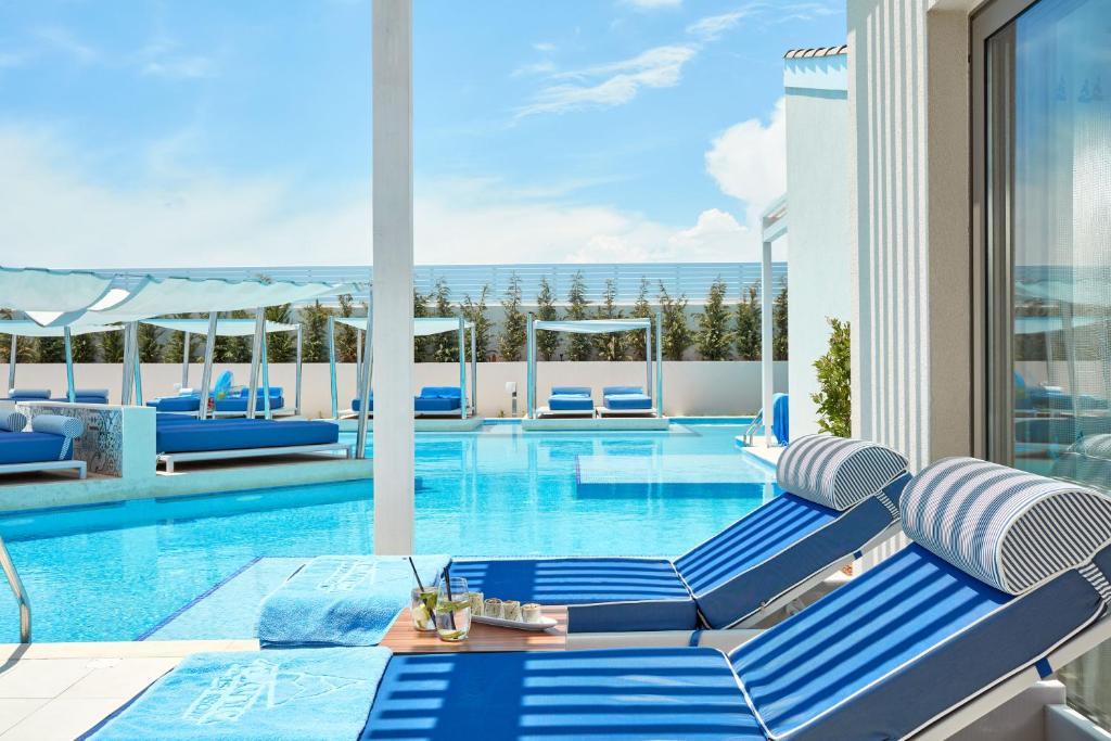 Swim-up bungalov s dvomi oddelenými spálňami