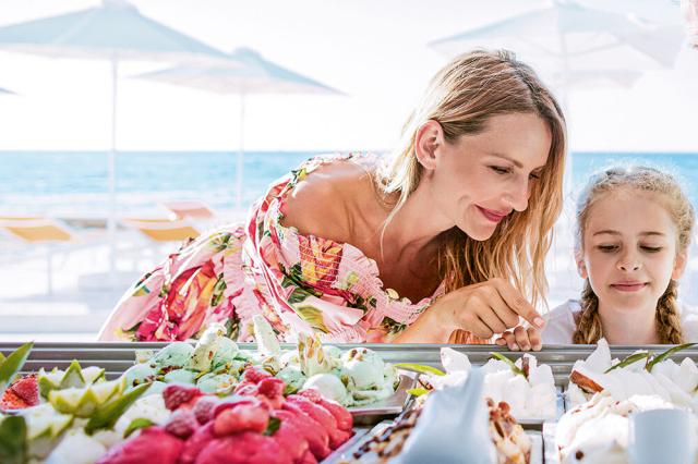 Ľudia pri zmrzline v Grecotel Lux Me White Palace
