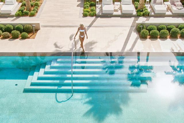Žena pri bazéne v Grecotel Lux Me White Palace