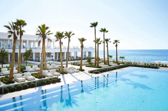 Bazén v Grecotel Lux Me White Palace