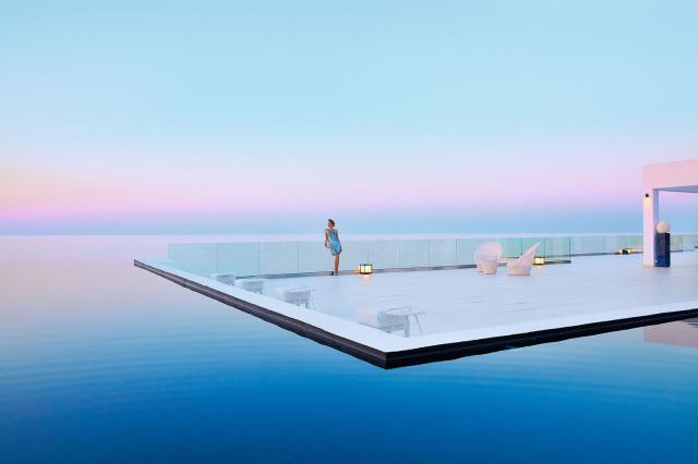 Žena pri bazéne v Grecotel Lux Me White Palace