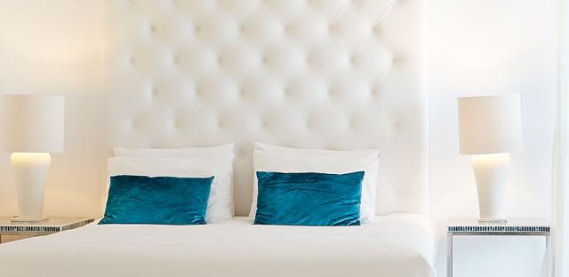Swim-Up White Room