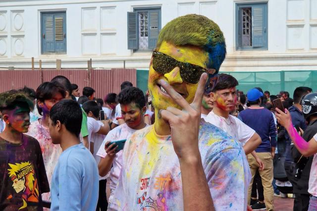 Nepál so sviatkom farieb Holi