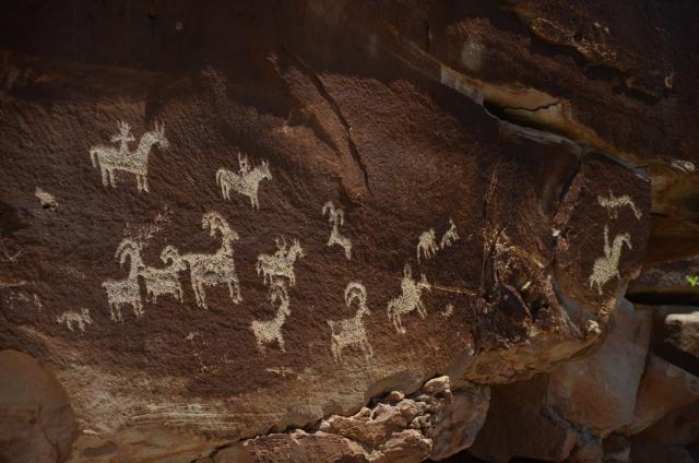 Pár metrov od parkoviska pri Delicate Arch sa nachádzajú petrog