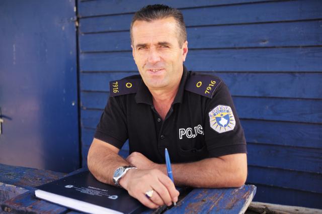 Portrét strážcu Kosovho pola nás víta s úsmevom. Vyjdeme aj hor