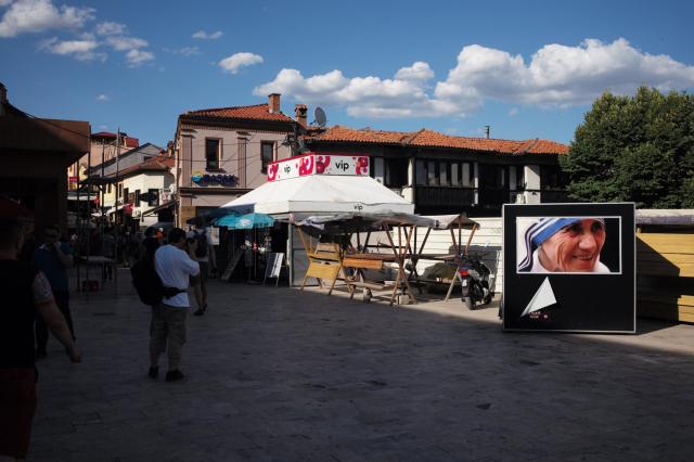 Centrum Skopje sa bez portrétov Matky Terezy nezaobíde. My z  s