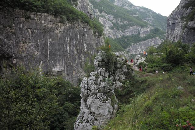 A stúpame do hôr, stále vyššie a vyššie. Je táto cesta krajšia 