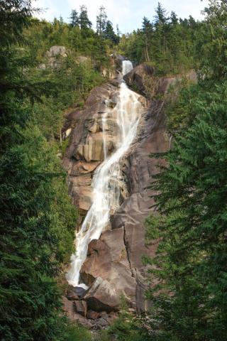 So svojimi 335m patrí vodopád Shannon Falls medzi najvyššie v s