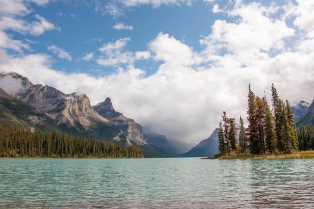 Ďalším z rady nádherných jazier je jazero Maligne Lake. foto: M