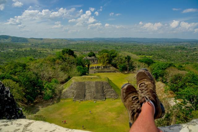 Stačí sa obzrieť a z vrchu pyramídy vidieť obe krajiny Belize a