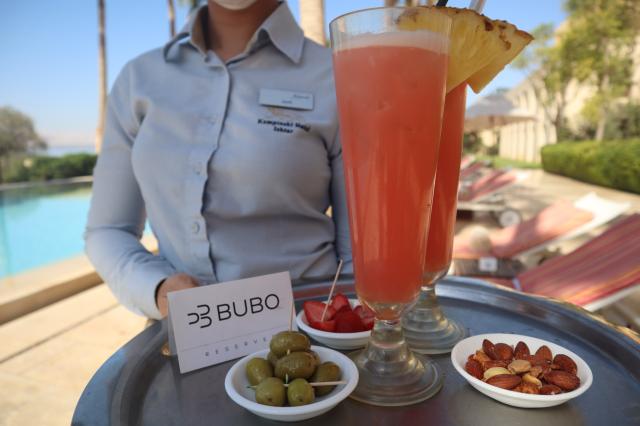 Doprajte si drink na najnižšie položenom mieste sveta. foto: Ni