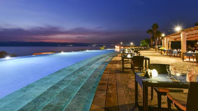 Večerná atmosféra pri vašom bazéne v Kempinski Ishtar na brehu 