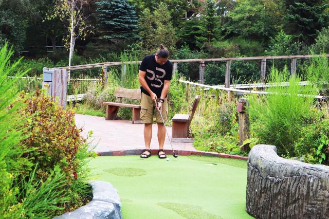 Náš sprievodca Peťo naučí vaše deti hrať mini-golf. 
foto : Eva