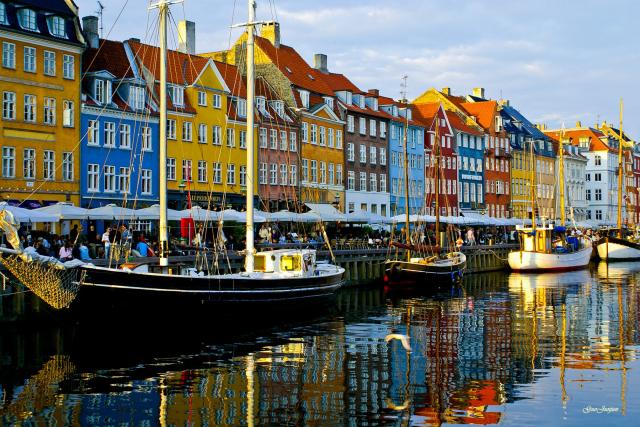 Farebné domčeky Nyhavnu na brehu kanála patria k najpríjemnejší