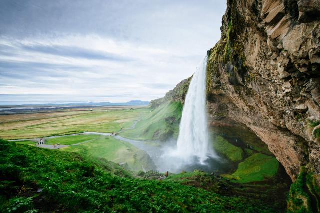 Impozantný Seljalandsfoss je jedným z najznámejších a najobľúbe
