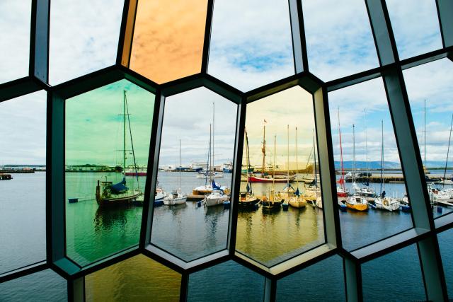 Výhľad na starý prístav z budovy Harpa v Reykjavíku. Z tohto pr