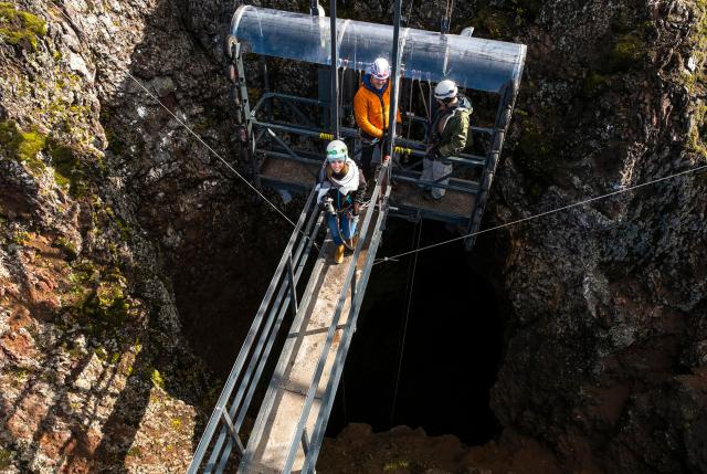 Do vnútra jej krátera (120 metrov) sa spustíte otvorenou lanovk