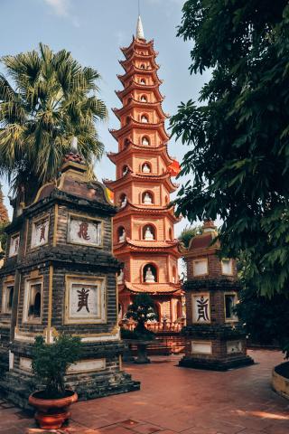 Začíname pri hanojskej pagode Tran Quoc, patriacej k ikonám mes