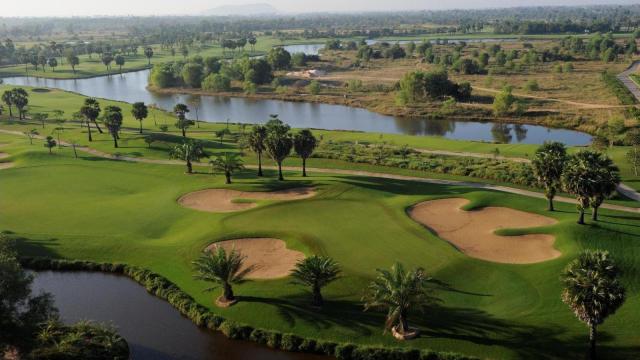 Golf v tieni Angkoru.