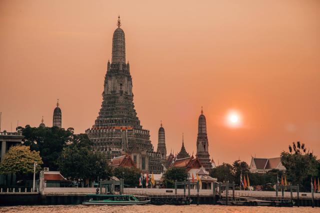 Podvečerný Bangkok z rieky. Chrám Wat Arun, ktorý spolu prebáda