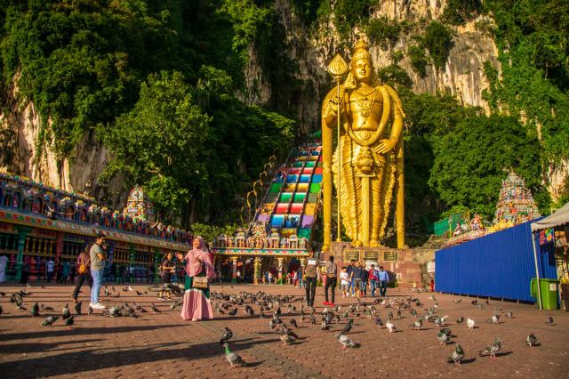 Pred vstupom do Batu Caves. Viete, čo je Thaipusam?
foto: Adam 