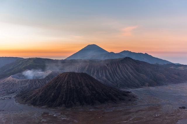 Východ slnka pri sopke Bromo.
foto : Martin FERENČÍK — 