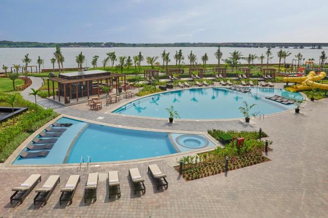 Pohľad na hotelový bazén v prémiovom hoteli Grand Hyatt v Kochi