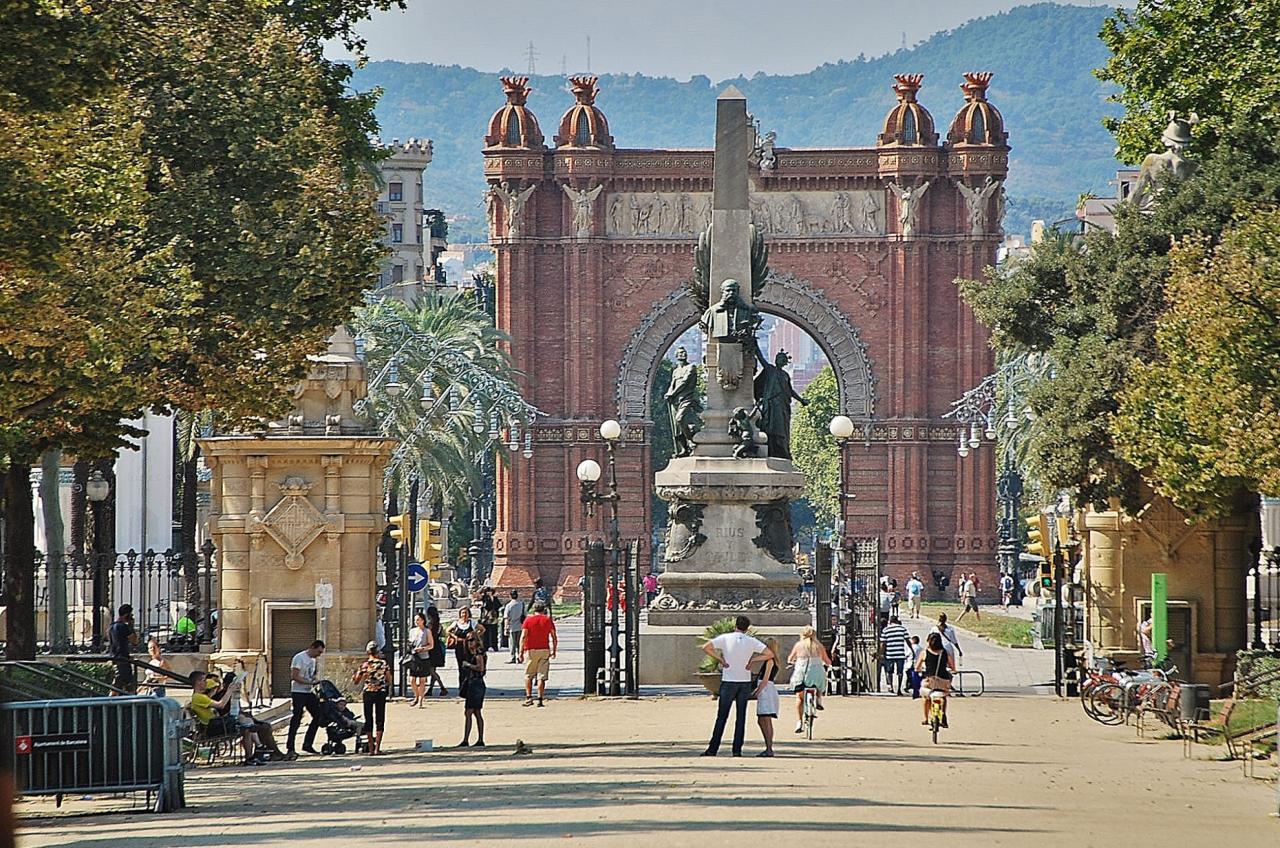 Medzi najznámejšie pamiatky Barcelony patrí aj slávny Víťazný o
