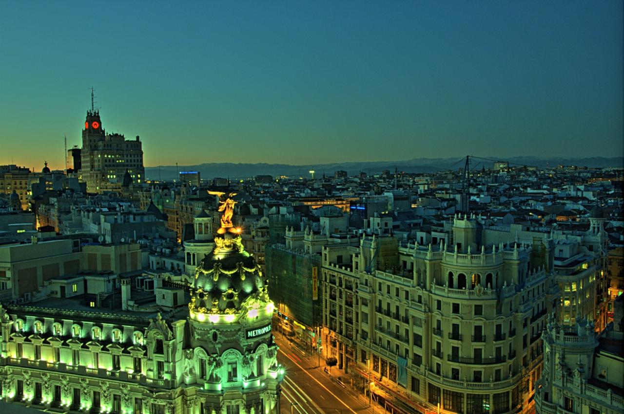 Madrid pretína tepna Gran Via, ktorá akoby nikdy nespala