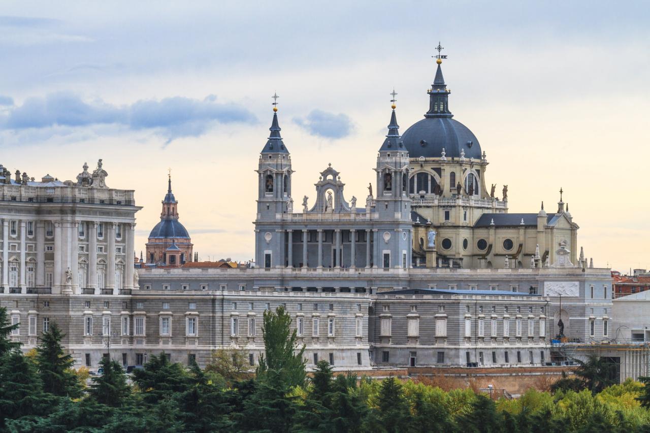 Katedrála AlmuDeňa s Kráľovským palácom tvoria panorámu hlavnéh