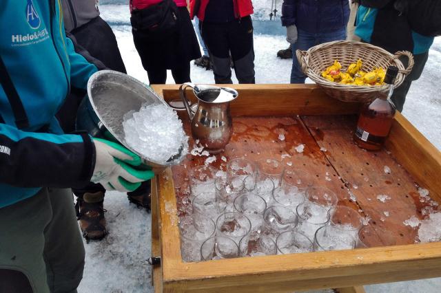 Na záver si nalejeme 12-ročnú whisky s 300-ročným ľadom nasekan