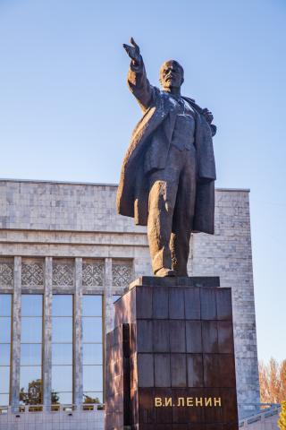 Kirgizský Biškek v sebe stále ukrýva najväčšiu Leninovu sochu s
