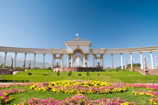 PreziDeňtský park v centre Almaty je oázou pokoja, ktorú si sem