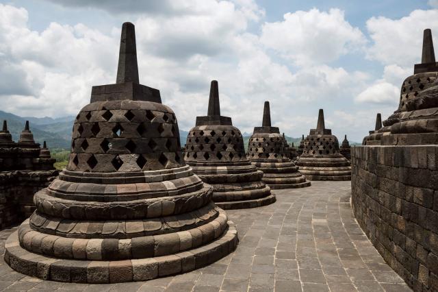 Sme na strednej Jáve, Borobudur.
foto : Martin FERENČÍK — 