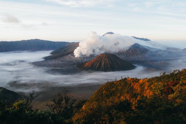 Panoramatický výhľad na sopky Semeru (3676 m), Bromo (2392 m) a