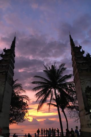 Prichádzame na Bali.
foto : Martin ŠIMKO — 