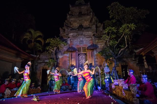 Tanečnice na Bali.
foto : Martin FERENČÍK — 