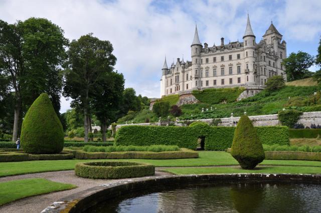 Dunrobin castle akoby ani nepatril do drsnej krajiny, najkrajši