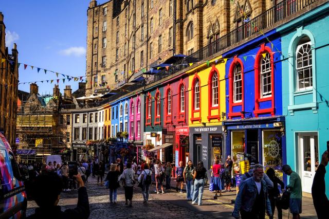 Victoria Street patrí k najkrajším v Edinburghu, zažijete tu pr