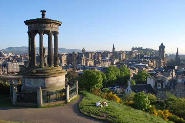 Najkrajší výhľad na Edinburgh je z Calton Hill. V pozadí sa vyn