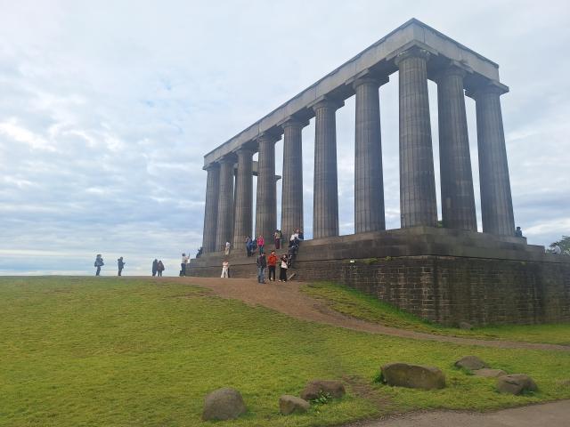 Národný monument a Nelsonov monument na Calton Hill, kopci, kto