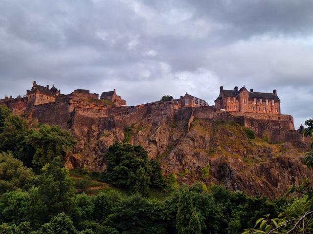 Edinbrghu dominuje v strede mesta majestátny hrad, z ktorého ne