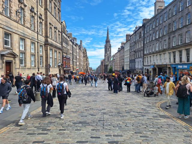 Najznámejšia ulica Edinburghu je jednoznačne Royal Mile, táto h