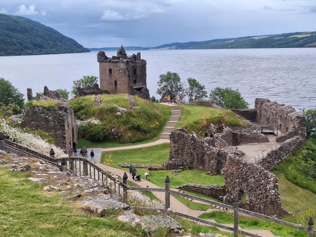 Lochnesskému jazeru dominuje romantická zrúcanina Urquart castl