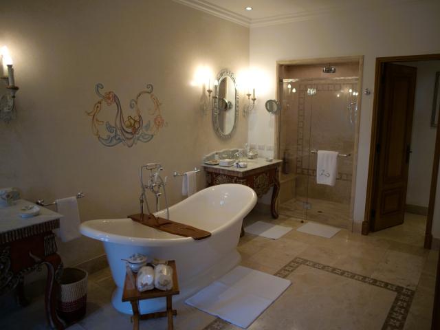 Luxusný hotel Belmond v Cuzco, priestrané izby a kúpeľne, skvos