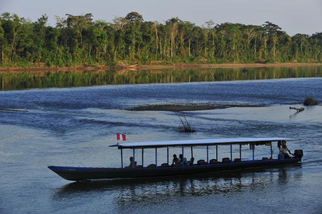 Po rieke Tambopata smerujeme do lodge Sandoval, ukrytej v peruá