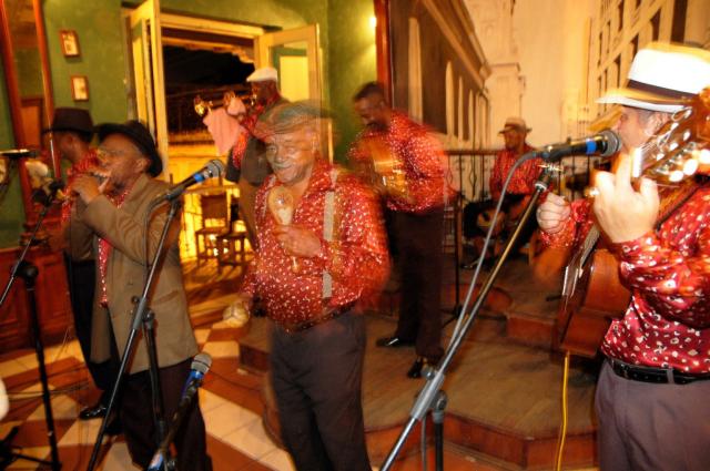 Hudba v štýle Buena Vista Social Club na každom rohu. Poznáme n