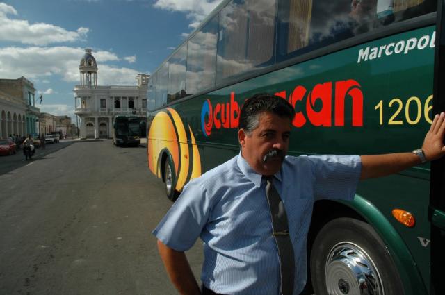 Náš autobus a náš šofér. Poznáme sa dlhé roky.