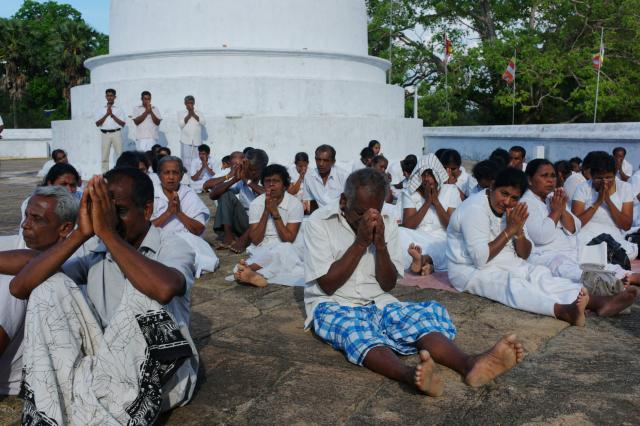 Na cestách stretávame pútnikov. Anuradhapura, pod pagodou Ruwan